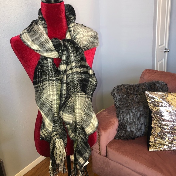 Black & white fancy scarf - Picture 3 of 3